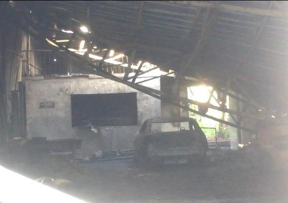 Lửa thiêu rụi quán cà phê và một nhà xưởng ngày nghỉ lễ ảnh 1