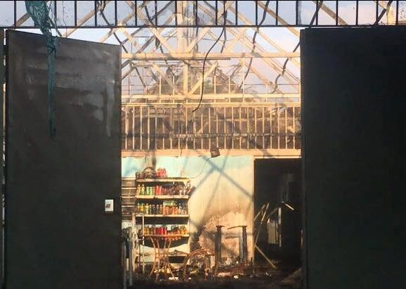 Lửa thiêu rụi quán cà phê và một nhà xưởng ngày nghỉ lễ ảnh 3