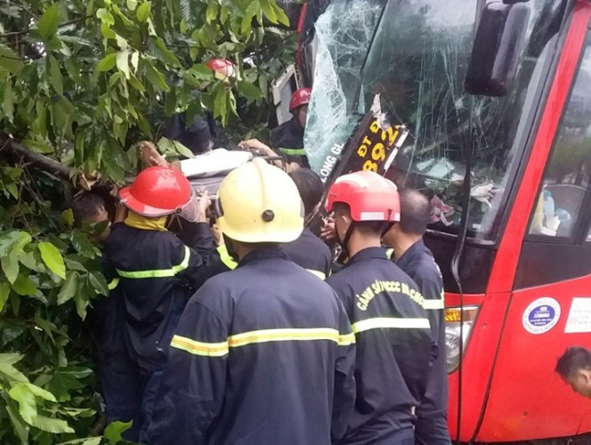 Giải cứu 39 hành khách bị mắc kẹt sau tai nạn giao thông ảnh 5