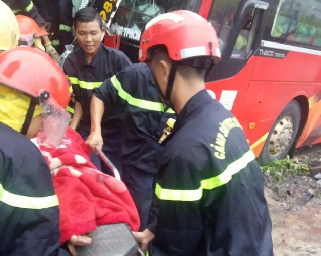 Giải cứu 39 hành khách bị mắc kẹt sau tai nạn giao thông ảnh 4