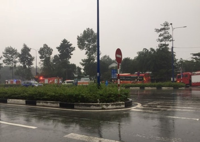 Giải cứu 39 hành khách bị mắc kẹt sau tai nạn giao thông ảnh 1