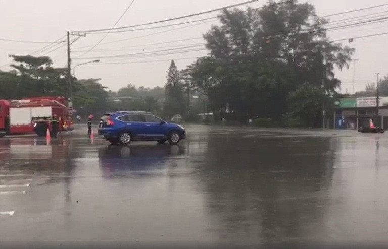 Giải cứu 39 hành khách bị mắc kẹt sau tai nạn giao thông ảnh 2