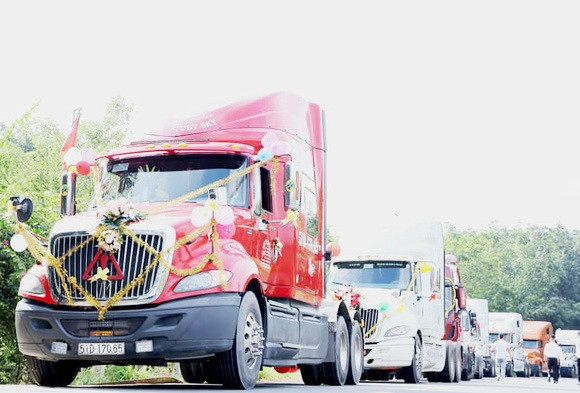 Tài xế dùng 9 container đi rước dâu gây ‘bão mạng' ảnh 1