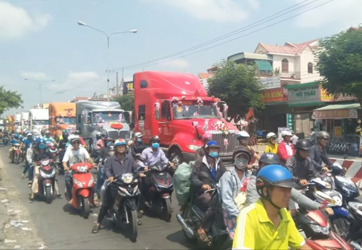 Tài xế dùng 9 container đi rước dâu gây ‘bão mạng' ảnh 2