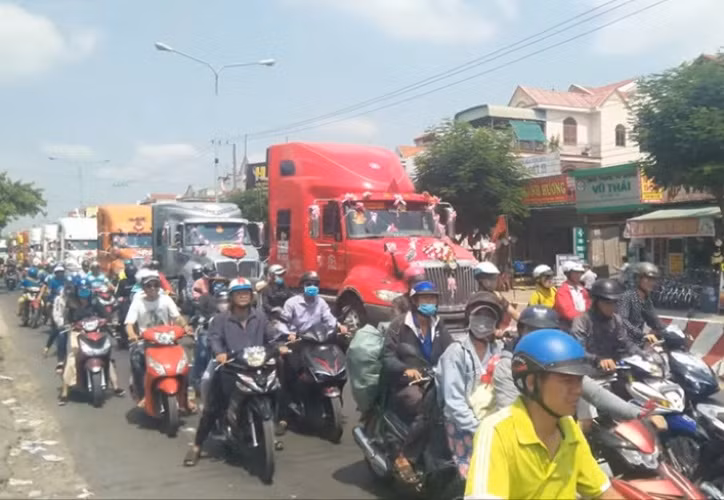 Tài xế dùng 9 container đi rước dâu gây ‘bão mạng' ảnh 2