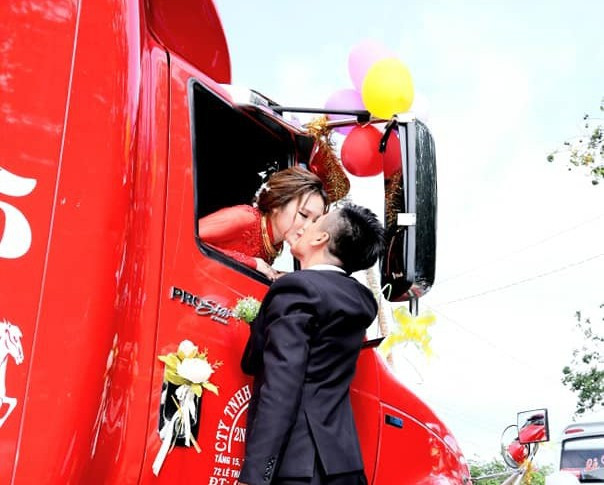 Tài xế dùng 9 container đi rước dâu gây ‘bão mạng' ảnh 4