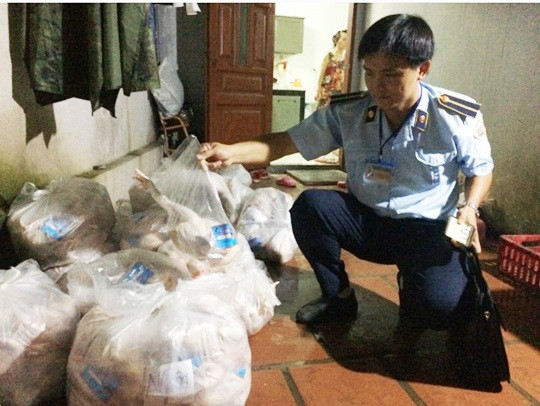 Gần 3 tạ thịt gà không rõ nguồn gốc đang được đóng gói, dán tem nhãn ảnh 3