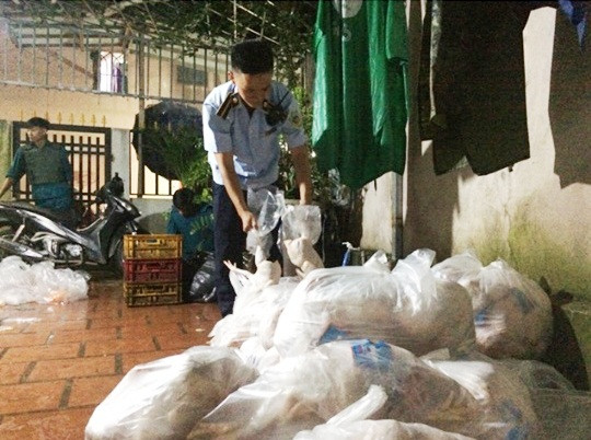 Gần 3 tạ thịt gà không rõ nguồn gốc đang được đóng gói, dán tem nhãn ảnh 2