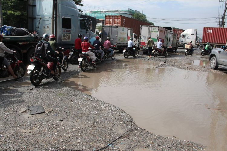 Bình Dương: 'Hố tử thần’ chằng chịt trên đường ĐT743 ảnh 3