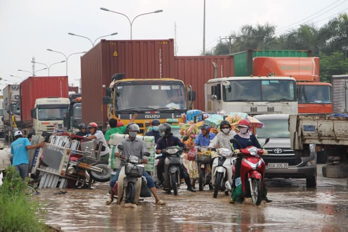 Bình Dương: 'Hố tử thần’ chằng chịt trên đường ĐT743 ảnh 1
