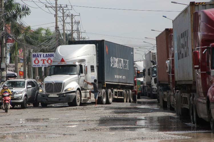 Bình Dương: 'Hố tử thần’ chằng chịt trên đường ĐT743 ảnh 6