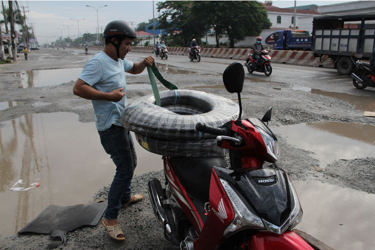 Bình Dương: 'Hố tử thần’ chằng chịt trên đường ĐT743 ảnh 2