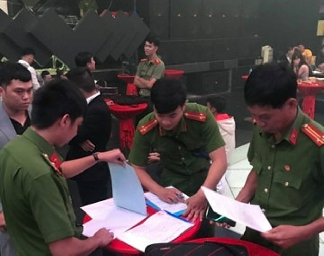 Hơn 150 khách và dân chơi 'chạy loạn' khi cảnh sát đột kích quán bar ảnh 5