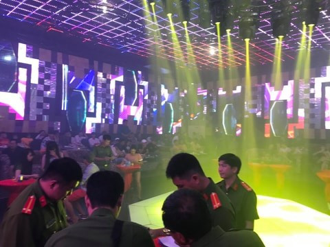 Hơn 150 khách và dân chơi 'chạy loạn' khi cảnh sát đột kích quán bar ảnh 3