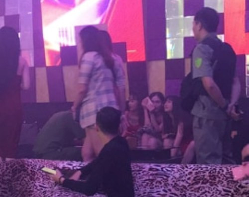 Hơn 150 khách và dân chơi 'chạy loạn' khi cảnh sát đột kích quán bar ảnh 4