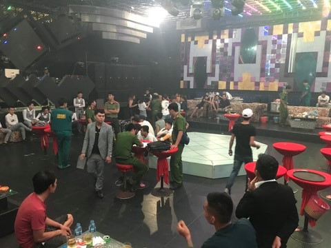 Hơn 150 khách và dân chơi 'chạy loạn' khi cảnh sát đột kích quán bar ảnh 1