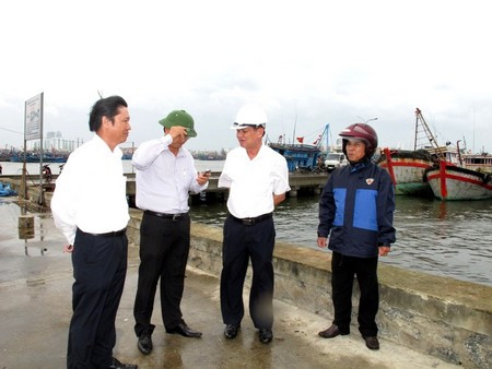 Bí thư Trần Thọ (thứ 3 từ trái sang) chỉ đạo việc neo đậu tàu thuyền tại âu thuyền Thọ Quang trước khi bão số 11 đổ bộ vào