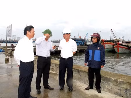Bí thư Trần Thọ (thứ 3 từ trái sang) chỉ đạo việc neo đậu tàu thuyền tại âu thuyền Thọ Quang trước khi bão số 11 đổ bộ vào. Bí thư Trần Thọ (thứ 3 từ trái sang) chỉ đạo việc neo đậu tàu thuyền tại âu thuyền Thọ Quang trước khi bão số 11 đổ bộ vào