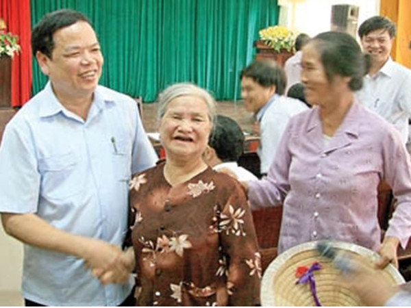 Bí thư Tỉnh ủy Mai Văn Ninh với tiểu thương chợ Bỉm Sơn Ảnh: Báo Thanh Hóa