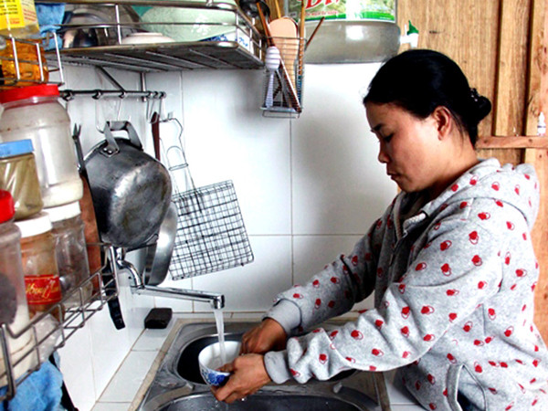 Chị Rồ trong căn hộ chung cư mơ ước nhờ chủ trương của lãnh đạo thành phố. Ảnh: Nguyễn Huy