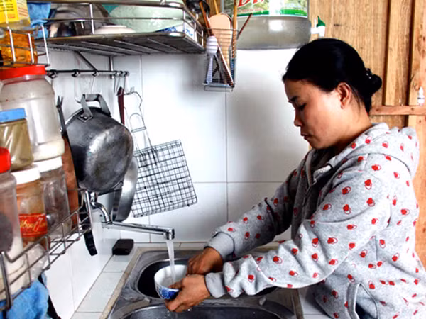 Chị Rồ trong căn hộ chung cư mơ ước nhờ chủ trương của lãnh đạo thành phố. Ảnh: Nguyễn Huy