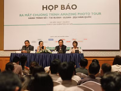 Đại diện Tổng cục Du lịch Hàn Quốc tại Việt Nam và đại diện báo Travellive trả lời họp báo