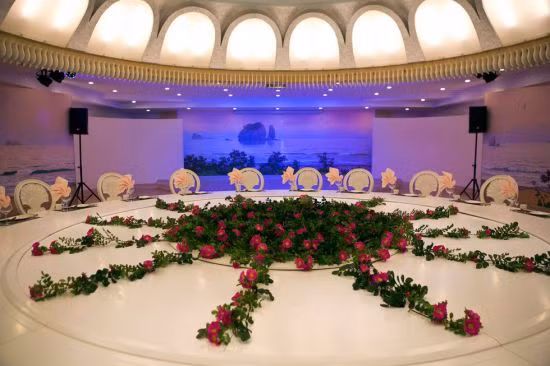 Phòng hội nghị nằm trong trung tâm này được trang trí rất đẹp mắt