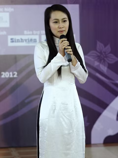 Dạo bước làng cổ Đường Lâm với thí sinh Nguyễn Huyền Trang