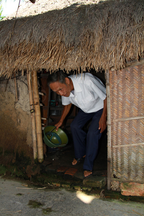 Căn nhà mái rạ thấp lùm xùm, vào phải cúi đầu. Ảnh: Trường Phong