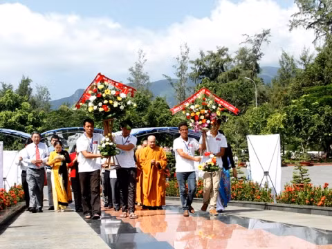 Dâng hoa tại đài tưởng niệm