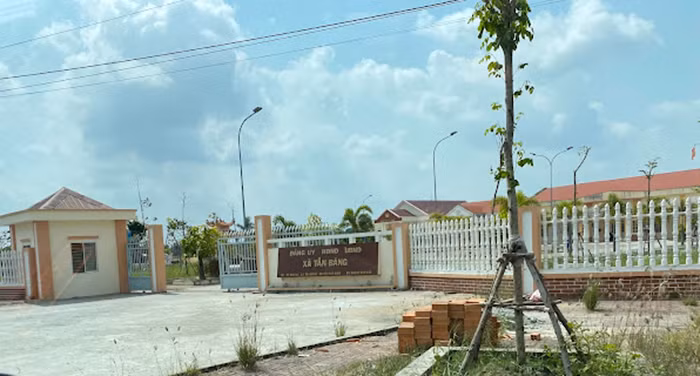 Người dân UBND xã Tân Bằng tạm thời chưa được giải quyết các thủ tục về tư pháp, hộ tịch do nhân sự phụ trách lĩnh vực này đang bị bắt tạm giam (Ảnh minh họa).