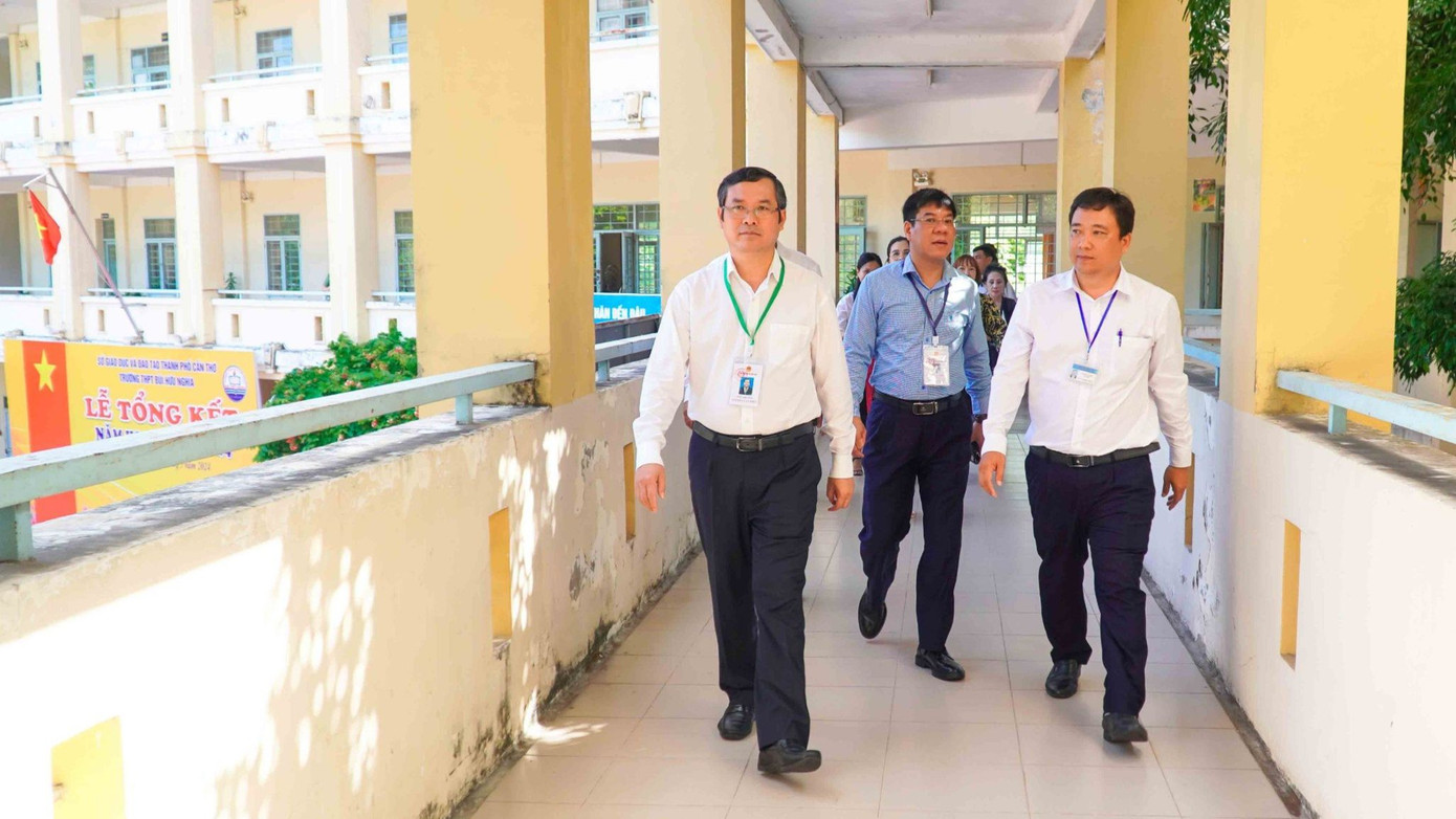 Đoàn công tác Bộ GD&ĐT kiểm tra công tác chuẩn bị thi tại Trường THPT Bùi Hữu Nghĩa (quận Bình Thủy). Đoàn công tác Bộ GD&ĐT kiểm tra công tác chuẩn bị thi tại Trường THPT Bùi Hữu Nghĩa (quận Bình Thủy).