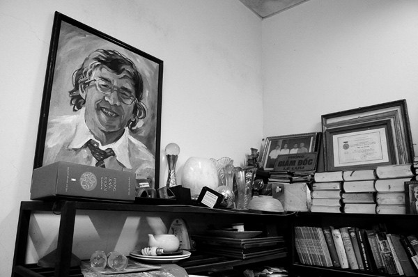 Đồ đạc lộn xộn, bị phủ bụi vì ông chẳng còn tâm trí đâu mà bày biện