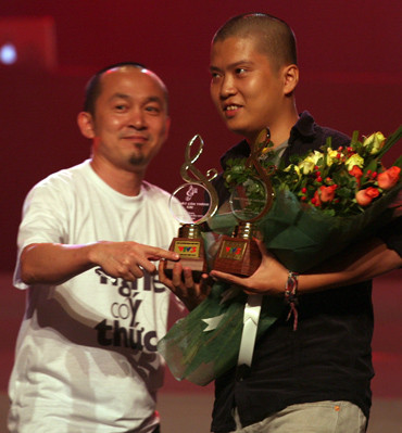 Nhạc sĩ Quốc Trung mặc chiếc áo “Nghe có ý thức” trao giải cho tác giả Việt Thắng tối 7-10 tại TP.HCM. Ảnh: Gia Tiến. Nhạc sĩ Quốc Trung mặc chiếc áo “Nghe có ý thức” trao giải cho tác giả Việt Thắng tối 7-10 tại TP.HCM. Ảnh: Gia Tiến