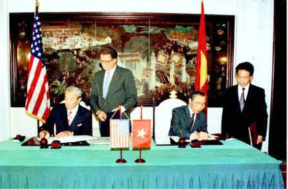 Ngày 5/8/1995, tại Hà Nội, Bộ trưởng Ngoại giao Hoa Kỳ Warren Christopher và Bộ trưởng Ngoại giao Nguyễn Mạnh Cầm ký Nghị định thư, chính thức thiết lập quan hệ ngoại giao Việt Nam - Hoa Kỳ. Ngày 5/8/1995, tại Hà Nội, Bộ trưởng Ngoại giao Hoa Kỳ Warren Christopher và Bộ trưởng Ngoại giao Nguyễn Mạnh Cầm ký Nghị định thư, chính thức thiết lập quan hệ ngoại giao Việt Nam - Hoa Kỳ.