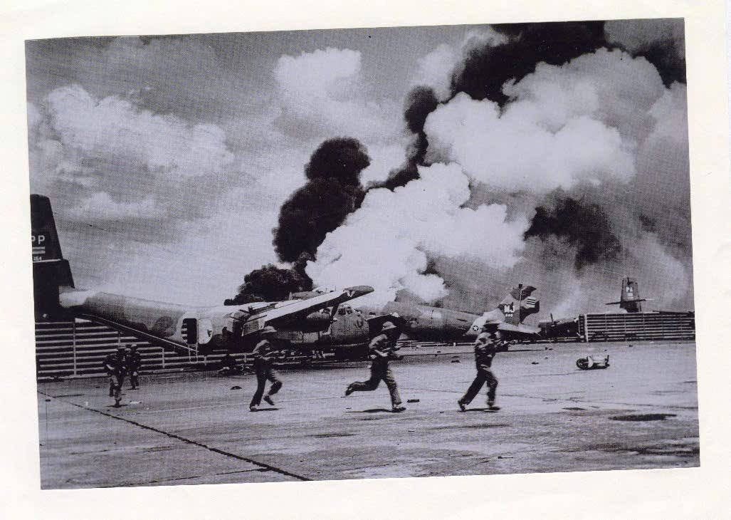 Bộ đội Sư đoàn 10 (Quân đoàn 3) đánh chiếm và truy kích địch trong sân bay Tân Sơn Nhất, tháng 4/1975 (ảnh trái). Thanh niên Sài Gòn đi theo xe tăng của Quân giải phóng tiến vào Dinh Độc Lập, ngày 30/4/1975. Ảnh: Đinh Quang Thành