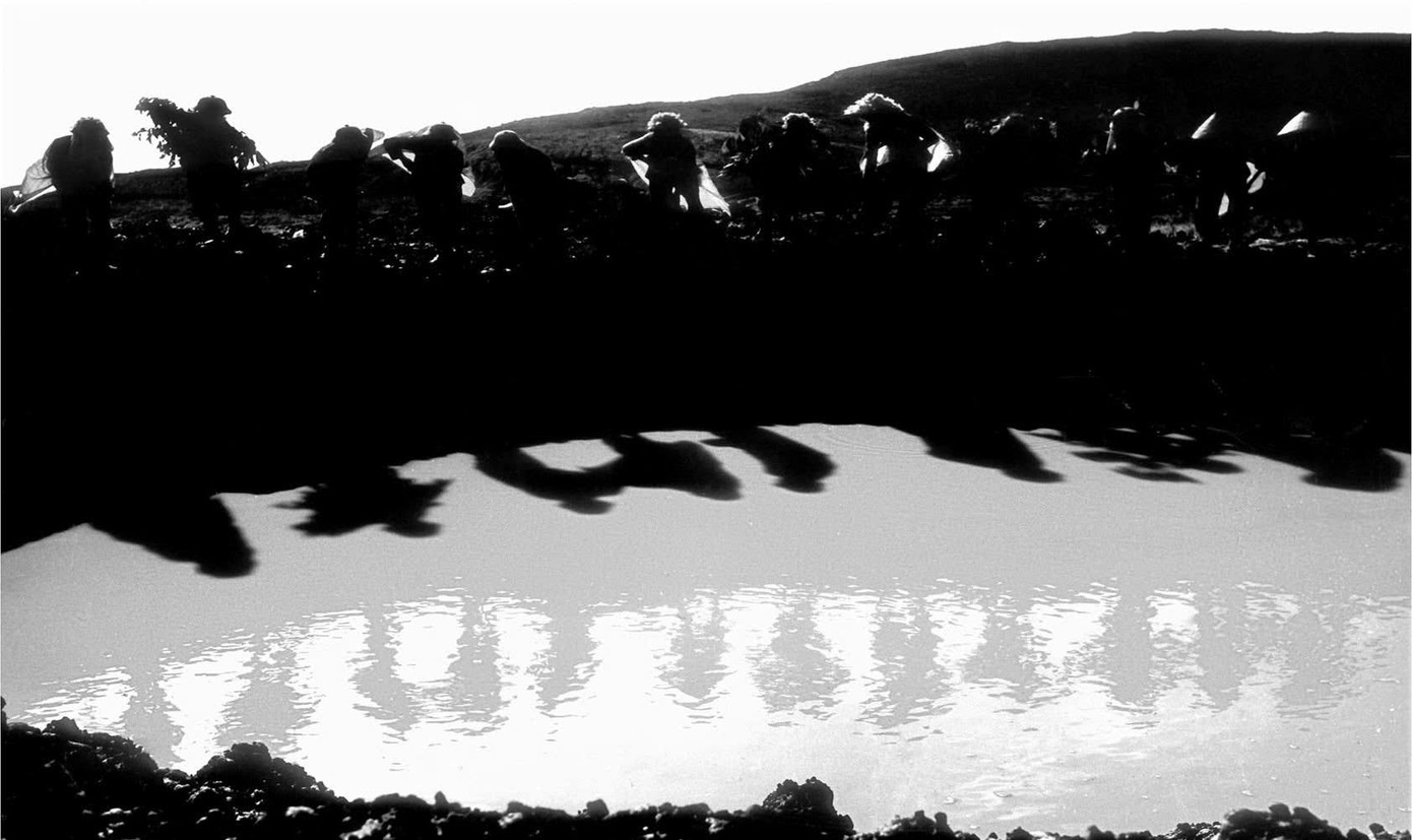 Bức ảnh Tiểu đội 10 cô gái ngã ba Đồng Lộc. Ảnh: Hoàng Văn Sắc. Bức ảnh Tiểu đội 10 cô gái ngã ba Đồng Lộc. Ảnh: Hoàng Văn Sắc.