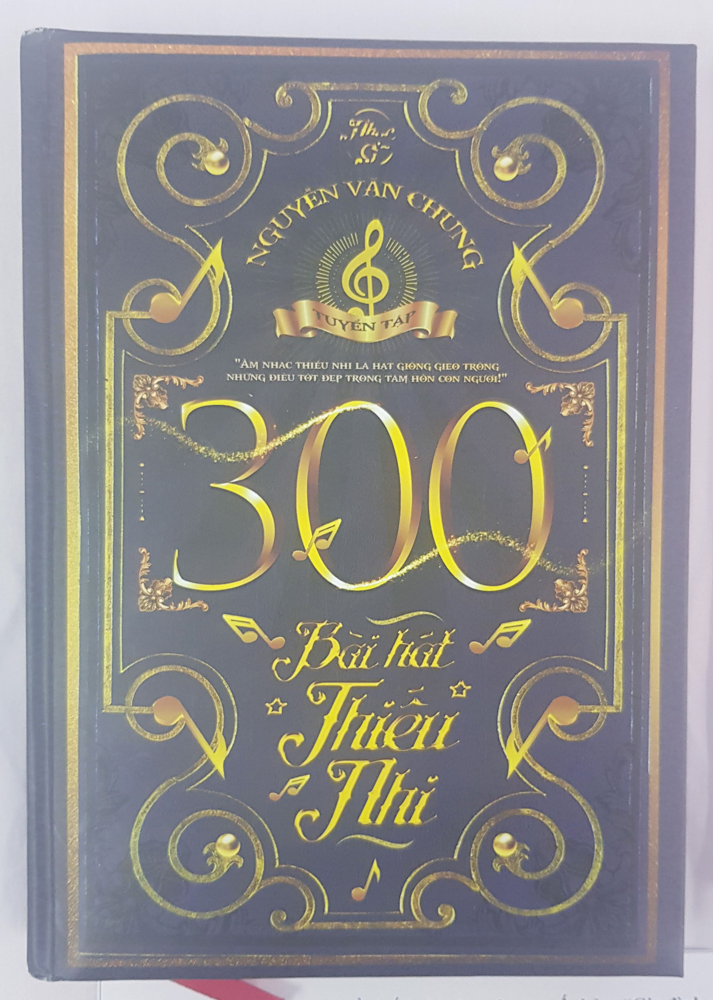 Một số đĩa CD các bài hát của nhạc sĩ Nguyễn Văn Chung (trái) và Tuyển tập 300 bài hát thiếu nhi của nhạc sĩ Nguyễn Văn Chung. Một số đĩa CD các bài hát của nhạc sĩ Nguyễn Văn Chung (trái) và Tuyển tập 300 bài hát thiếu nhi của nhạc sĩ Nguyễn Văn Chung.