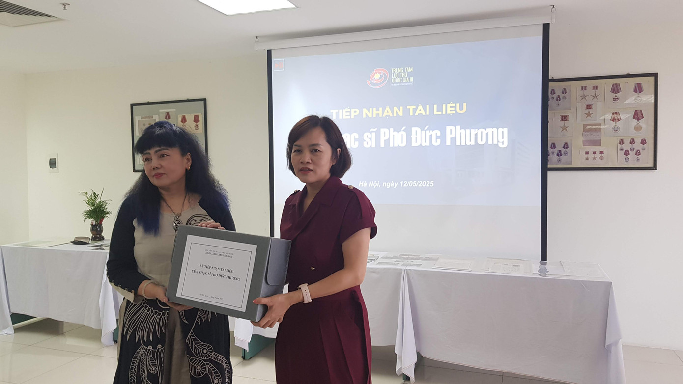 Bà Lê Lan Anh (trái) - vợ cố nhạc sĩ Phó Đức Phương, đại diện gia đình - trao những tư liệu về các sáng tác của cố nhạc sĩ cho Trung tâm Lưu trữ Quốc gia III Ảnh: Kiến Nghĩa Bà Lê Lan Anh (trái) - vợ cố nhạc sĩ Phó Đức Phương, đại diện gia đình - trao những tư liệu về các sáng tác của cố nhạc sĩ cho Trung tâm Lưu trữ Quốc gia III Ảnh: Kiến Nghĩa