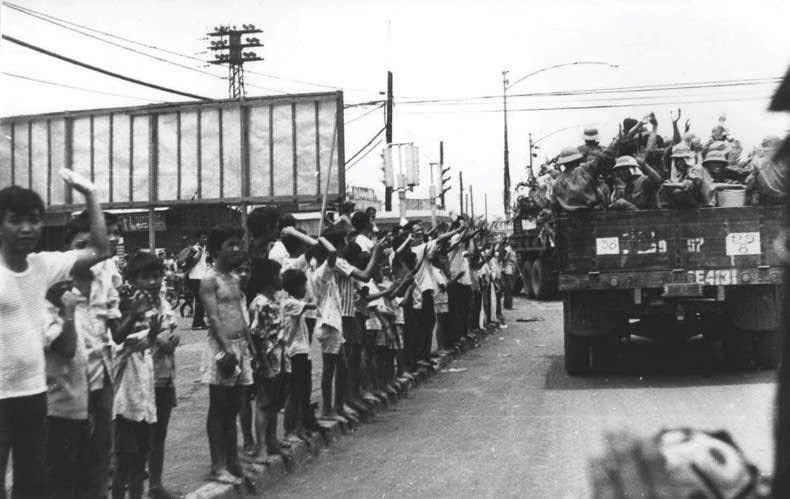 Nhân dân chào đón đoàn Quân giải phóng tiến vào trung tâm Sài Gòn, ngày 30/4/1975. Ảnh: Trần Mai Hưởng