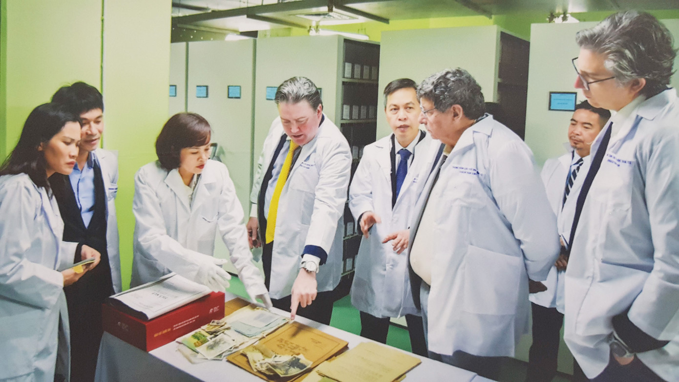 Đại sứ Hoa Kỳ Marc Knapper (thứ 4 từ trái sang) và Đoàn công tác Trường Harvard Kennedy tham quan kho bảo quản hồ sơ, kỷ vật đi B tại Trung tâm Lưu trữ Quốc gia III, ngày 10/12/2024. Đại sứ Hoa Kỳ Marc Knapper (thứ 4 từ trái sang) và Đoàn công tác Trường Harvard Kennedy tham quan kho bảo quản hồ sơ, kỷ vật đi B tại Trung tâm Lưu trữ Quốc gia III, ngày 10/12/2024.