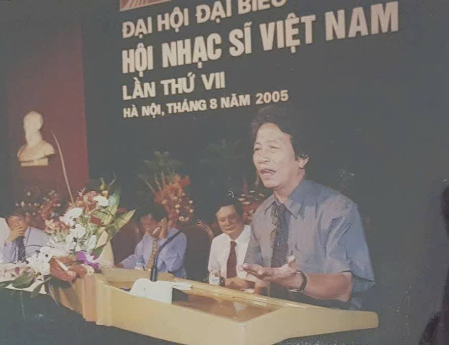 Nhạc sĩ Phó Đức Phương phát biểu tại Đại hội Hội nhạc sĩ Việt Nam lần thứ VII, năm 2005. Nhạc sĩ Phó Đức Phương phát biểu tại Đại hội Hội nhạc sĩ Việt Nam lần thứ VII, năm 2005.