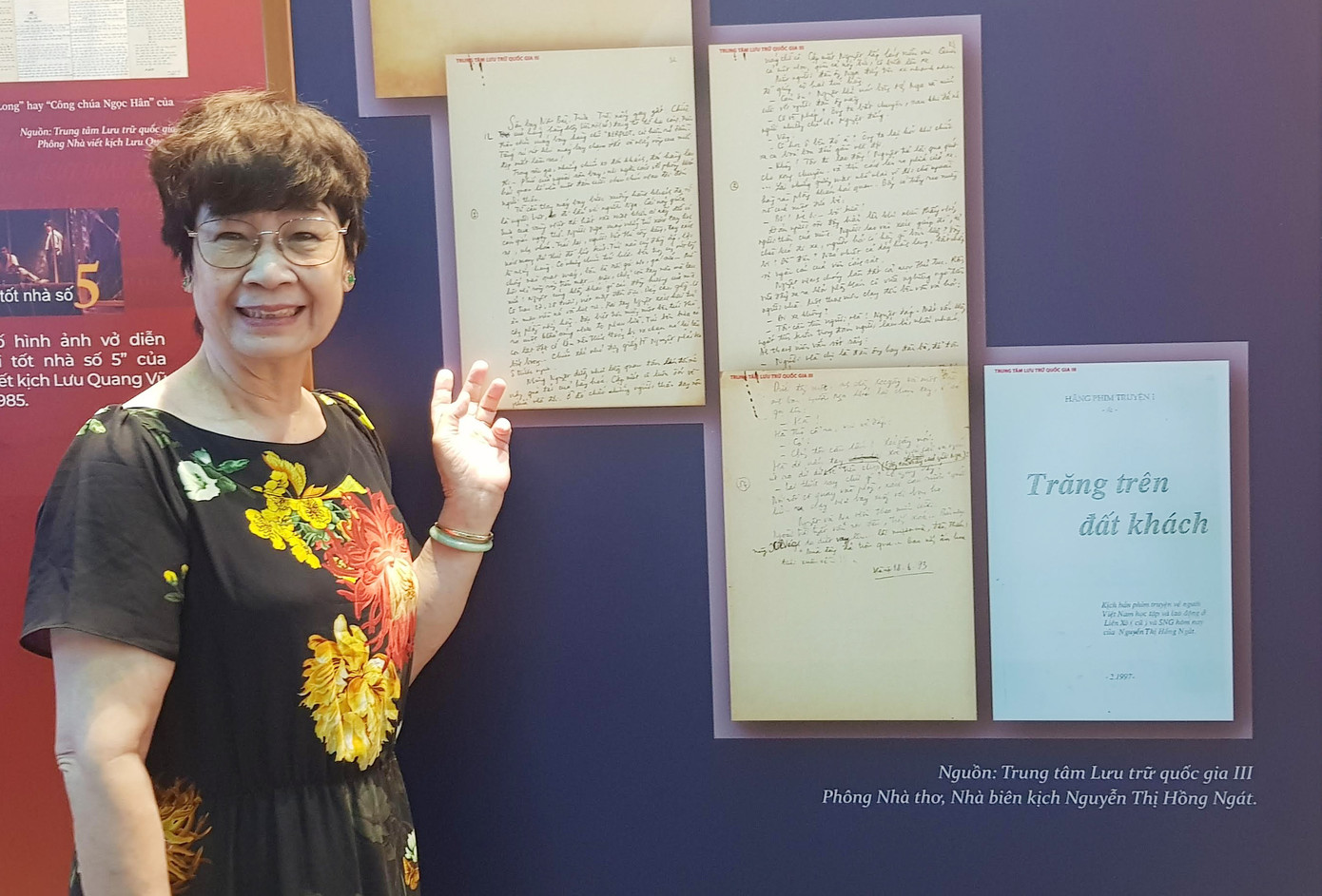 Nhà biên kịch Nguyễn Thị Hồng Ngát bên tác phẩm giới thiệu tại Triển lãm Ảnh: Kiến Nghĩa.