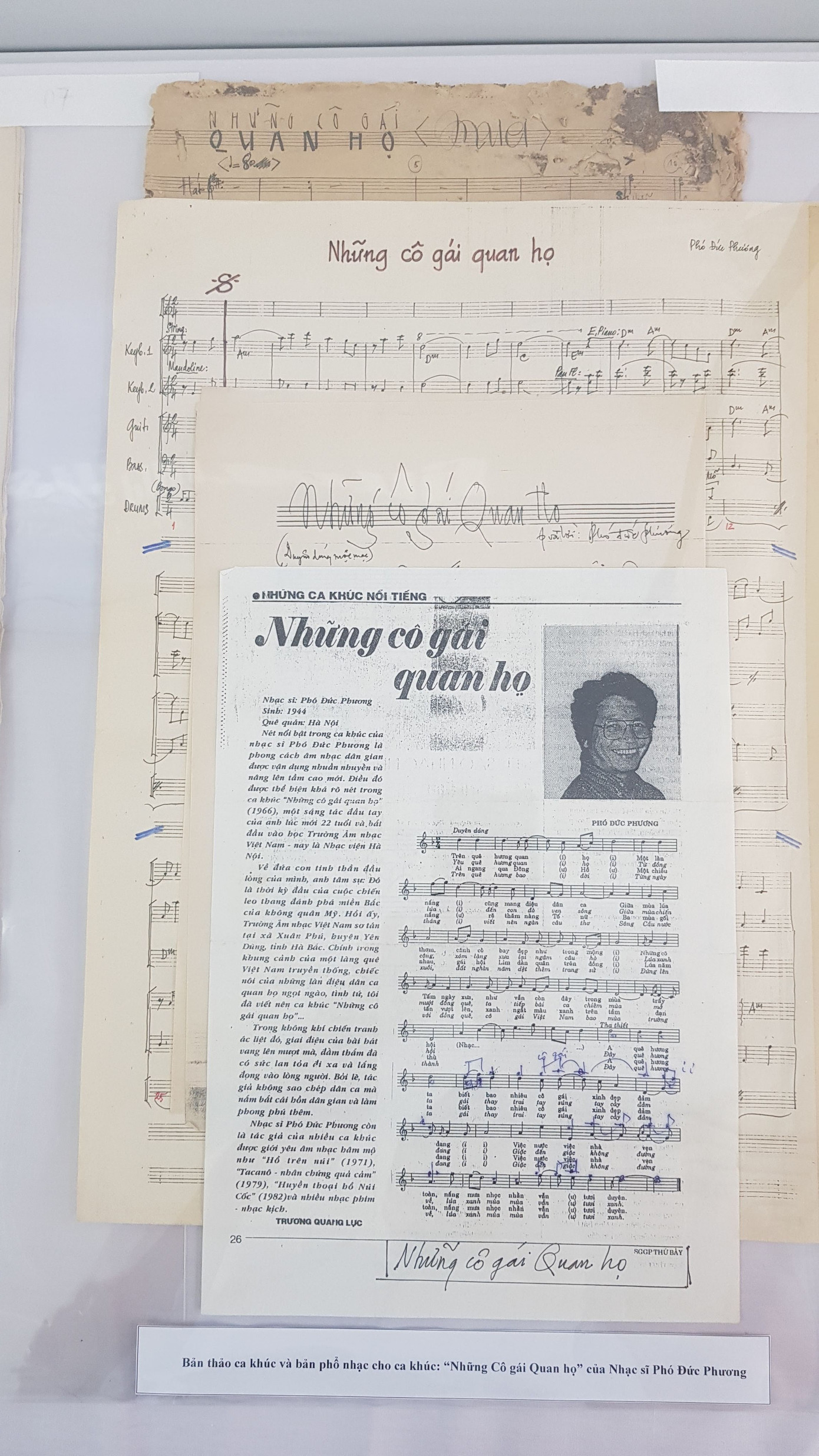 Bản thảo ca khúc và bản phổ nhạc cho ca khúc Những cô gái Quan họ (ảnh trái), cùng một số đĩa hát các bài hát của nhạc sĩ Phó Đức Phương. Bản thảo ca khúc và bản phổ nhạc cho ca khúc Những cô gái Quan họ (ảnh trái), cùng một số đĩa hát các bài hát của nhạc sĩ Phó Đức Phương.