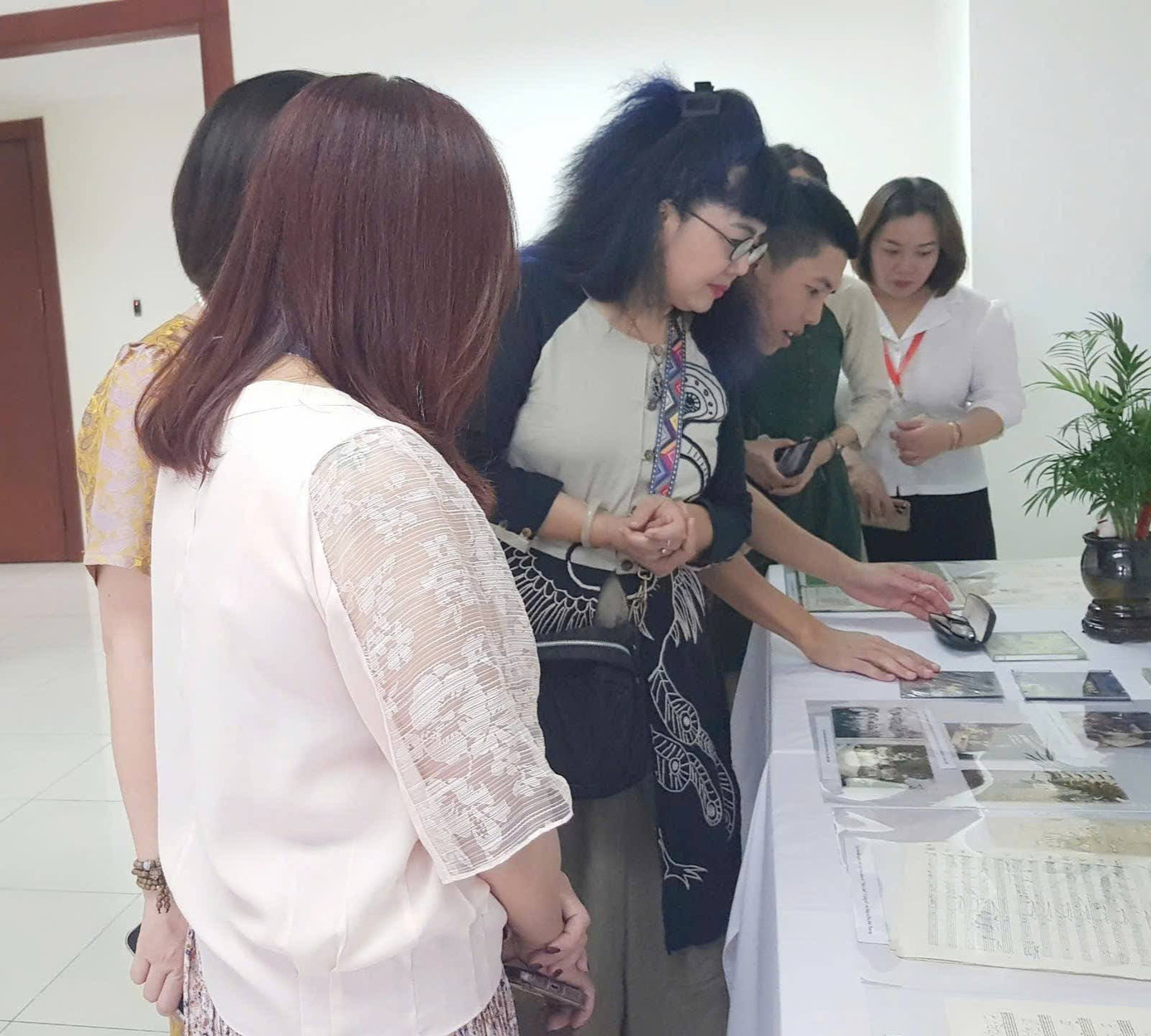 Các đại biểu xem những tư liệu, các sáng tác của nhạc sĩ Phó Đức Phương Ảnh: Kiến Nghĩa Các đại biểu xem những tư liệu, các sáng tác của nhạc sĩ Phó Đức Phương Ảnh: Kiến Nghĩa