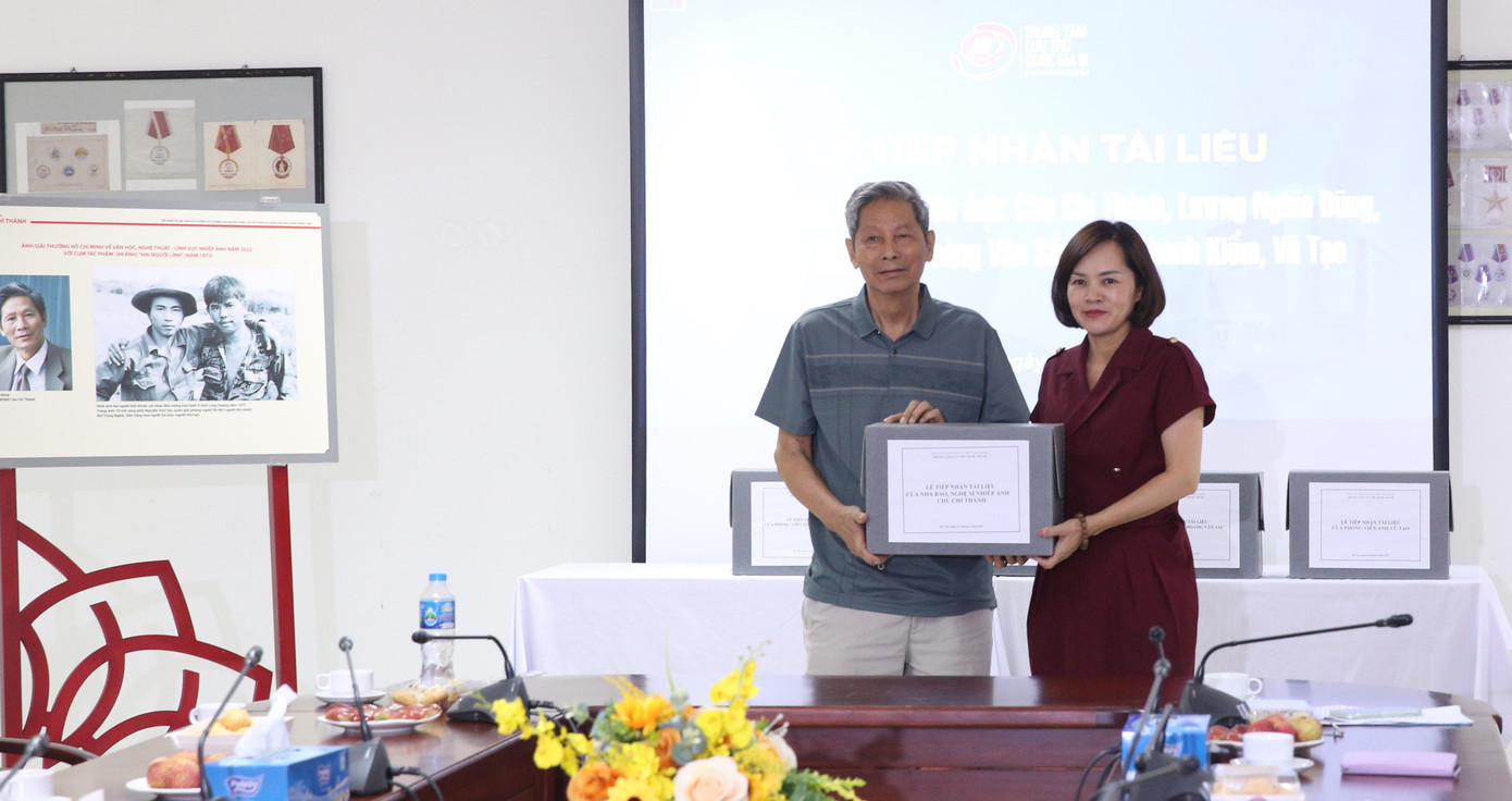 Giám đốc Trung tâm Lưu trữ Quốc gia III Trần Việt Hoa (phải) tiếp nhận tư liệu ảnh của nhà báo Chu Chí Thành. Giám đốc Trung tâm Lưu trữ Quốc gia III Trần Việt Hoa (phải) tiếp nhận tư liệu ảnh của nhà báo Chu Chí Thành.