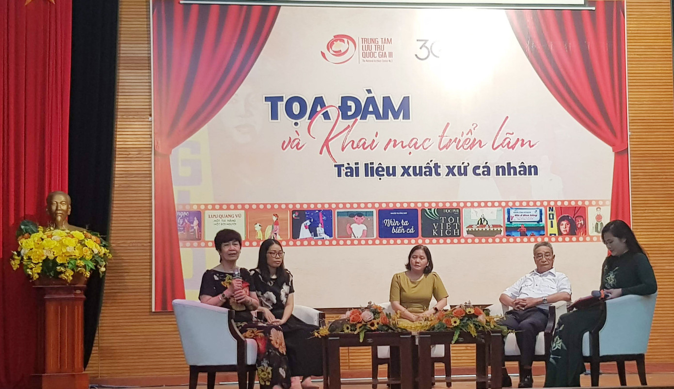 Một số tác giả, người thân của các tác giả tham gia cuộc tọa đàm Ảnh: Kiến Nghĩa.