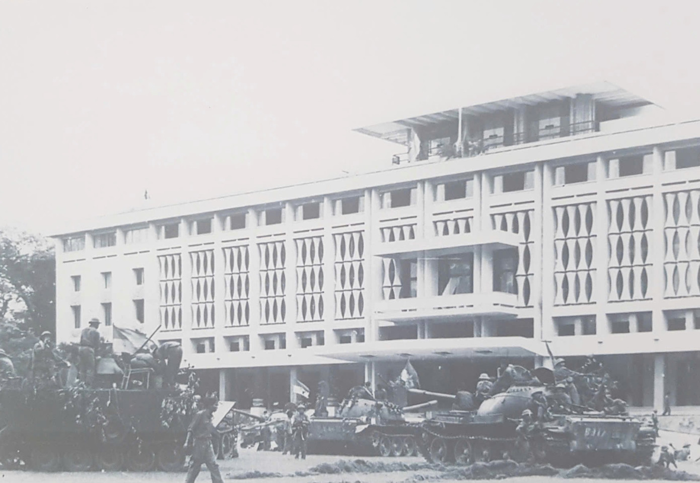 Hội quân tại Dinh Độc Lập, trưa 30/4/1975. Ảnh: Trần Mai Hưởng