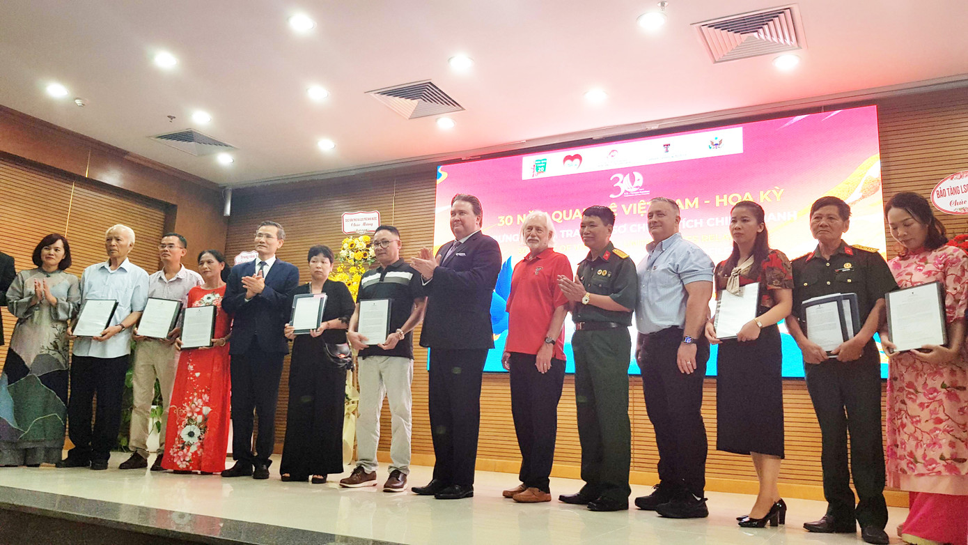 Đại diện Việt Nam và Hoa Kỳ trao trả hồ sơ chứng tích chiến tranh cho các gia đình liệt sĩ và các cựu chiến binh Việt Nam. Ảnh: Kiến Nghĩa. Đại diện Việt Nam và Hoa Kỳ trao trả hồ sơ chứng tích chiến tranh cho các gia đình liệt sĩ và các cựu chiến binh Việt Nam. Ảnh: Kiến Nghĩa.