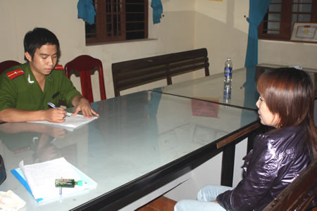 Bắt quả tang một vụ “mát gần” cho khách tại tiệm hớt tóc và lực lượng CA lập biên bản xử lý đối tượng hành nghề mại dâm. Bắt quả tang một vụ “mát gần” cho khách tại tiệm hớt tóc và lực lượng CA lập biên bản xử lý đối tượng hành nghề mại dâm